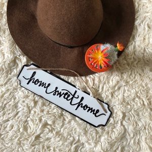 NWT Distressed “Home Sweet Home” Sign
